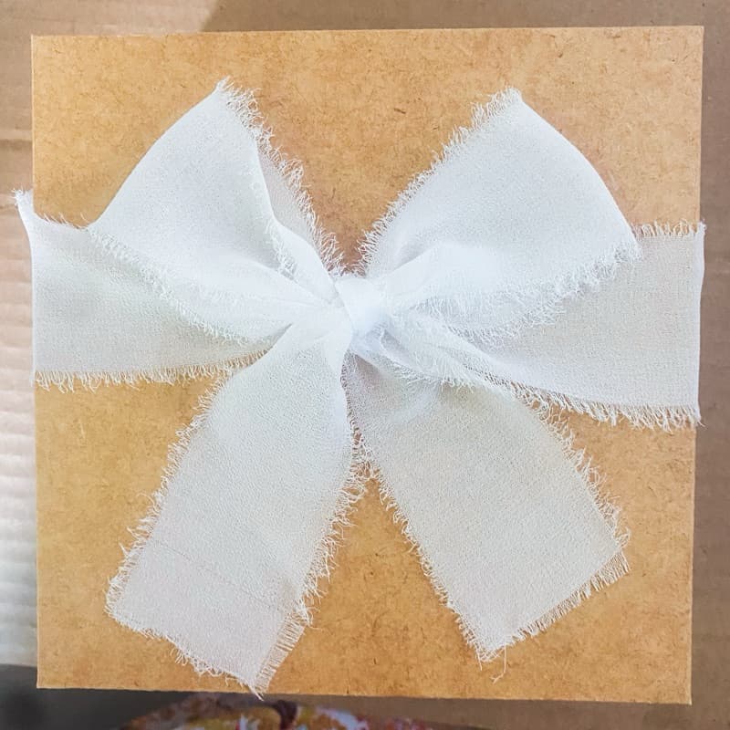 Fita Chiffon Branco Artesanal Rústica Desfiada para casamentos, caixas padrinhos, festas