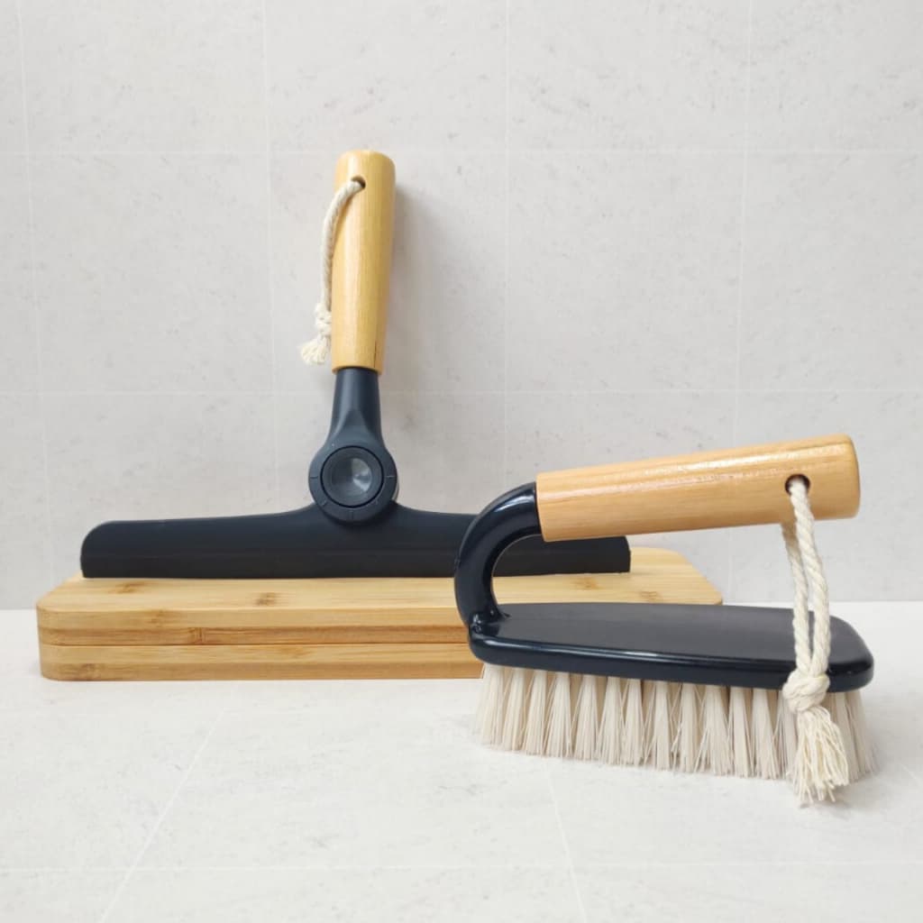 Kit com  Escova Multiuso e Rodo Dobrável com Cabo de Bambu e Silicone Preto ou Off White