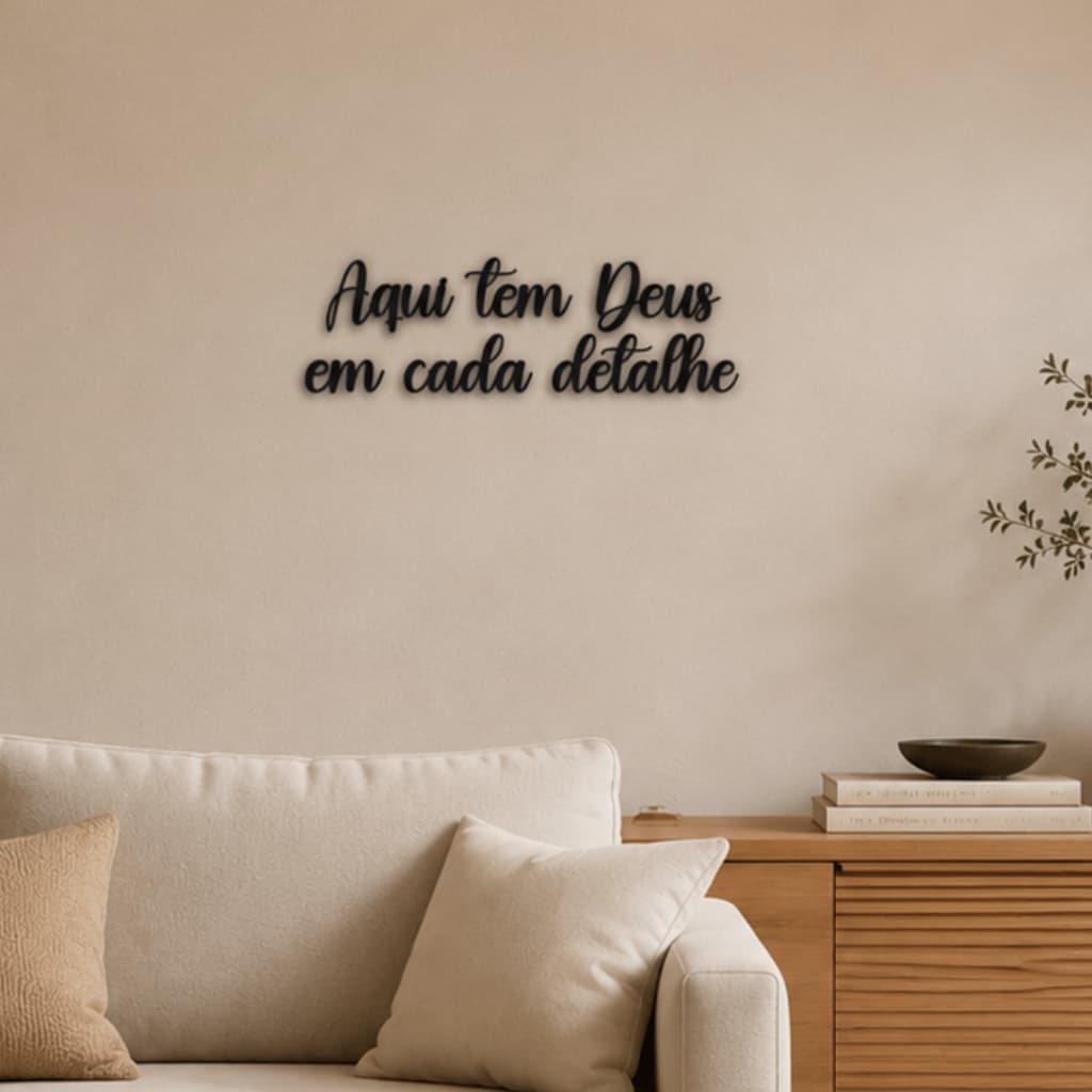 Frase Aqui tem Deus em cada detalhe Quadro decorativo em MDF preto Deração Sala Quarto Parede na