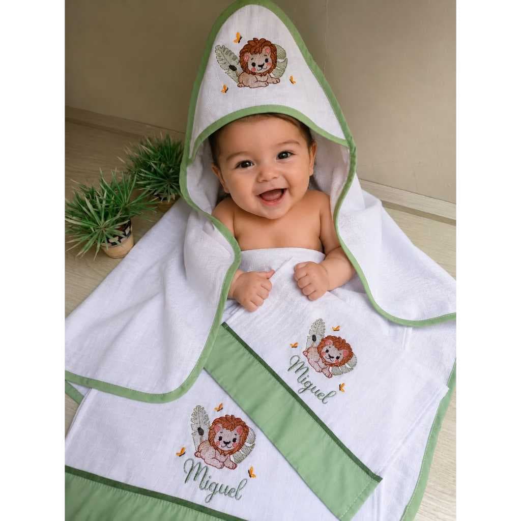 Kit Bebê Personalizado 3 Peças Leão Verde | Toalha com Capuz + Fralda Ombro + Boca