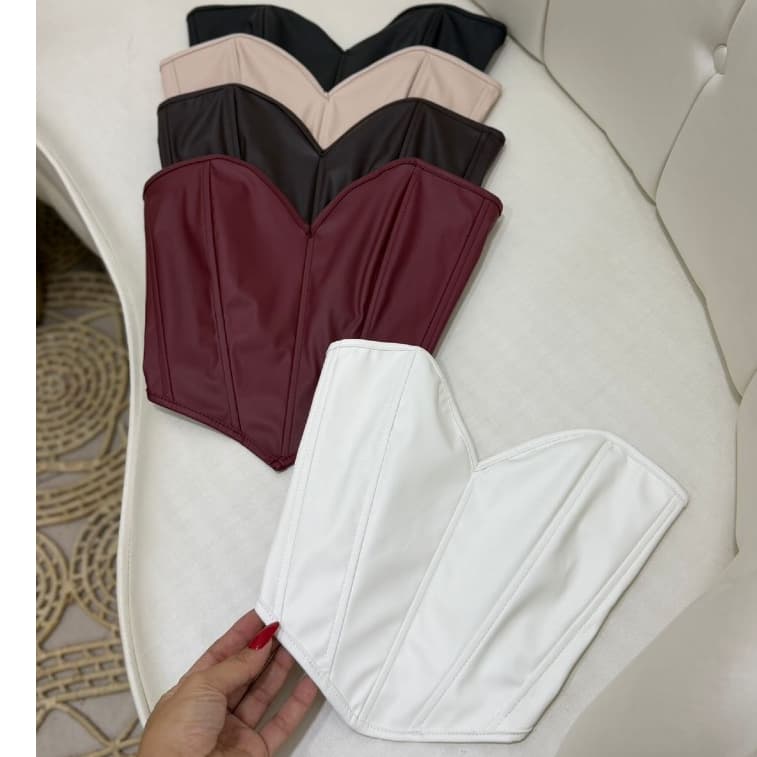 Cropped Corselet Estruturado em Couro Fake com Barbatanas, Regulagem nas Costas e Ilhós Feminino Tomara que Caia Moda