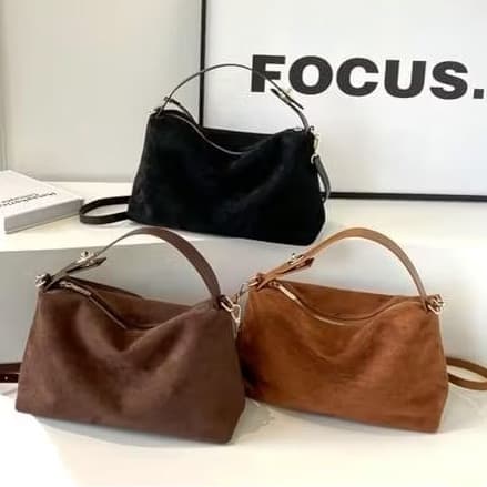 Bolsa feminina média em camurça com alça transversal