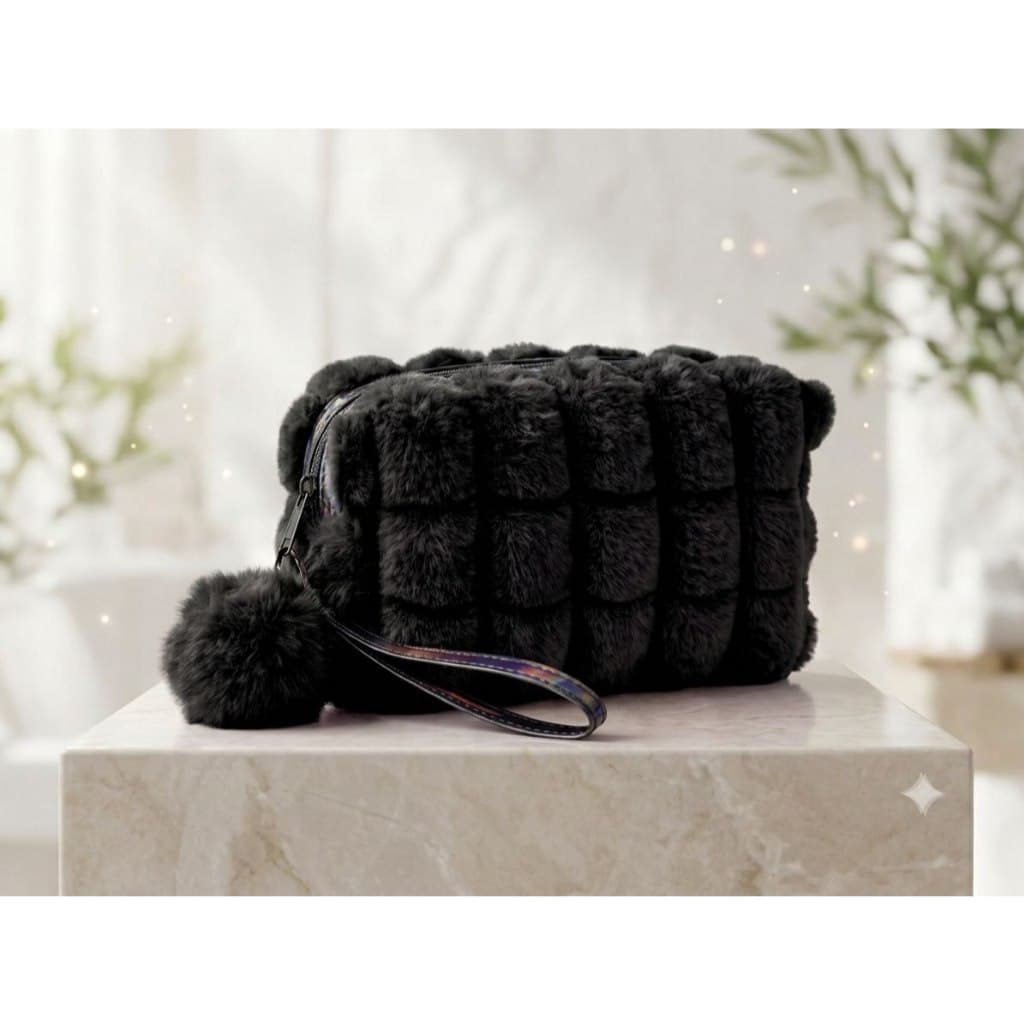 Necesser Pelucia Necessaire com Pompom e Alça Feminina Alto relevo Peluda Estojo de Bolsa Lina Bolsas