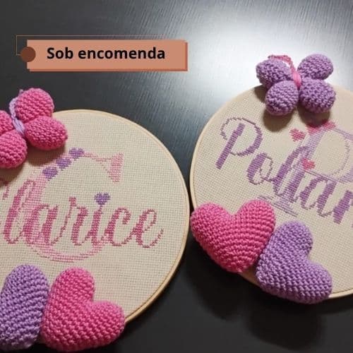 Porta Maternidade Personalizado com Nome Bordado e Amigurumi | Bastidor Decorativo Artesanal