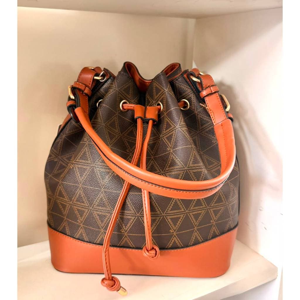 bolsa saco, bolsa feminina, monograma, espaçosa, sofisticada, alça ajustável, alça corrente
