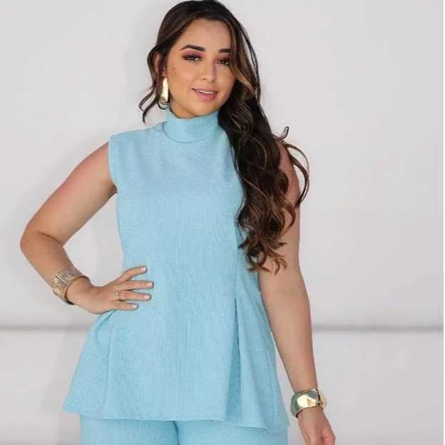 Conjunto Ayla em Malha Canelada Blusa Sem Mangas Gola Alta Calça Ampla Punhos Ajustados Conforto Elegância