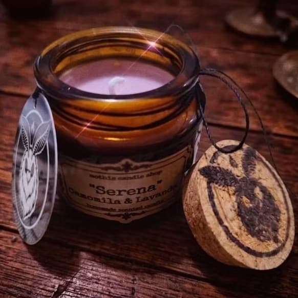 Vela aromática Serena - Lavanda e Camomila 70g | Vela Artesanal | Cera de coco | Floral Conforto | Vela Artesanal