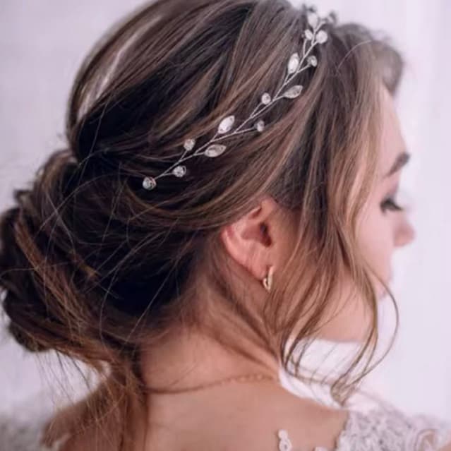 Tiara minimalista para penteados casamentos Arranjo para daminhas e floristas Headband chic casamento praiano