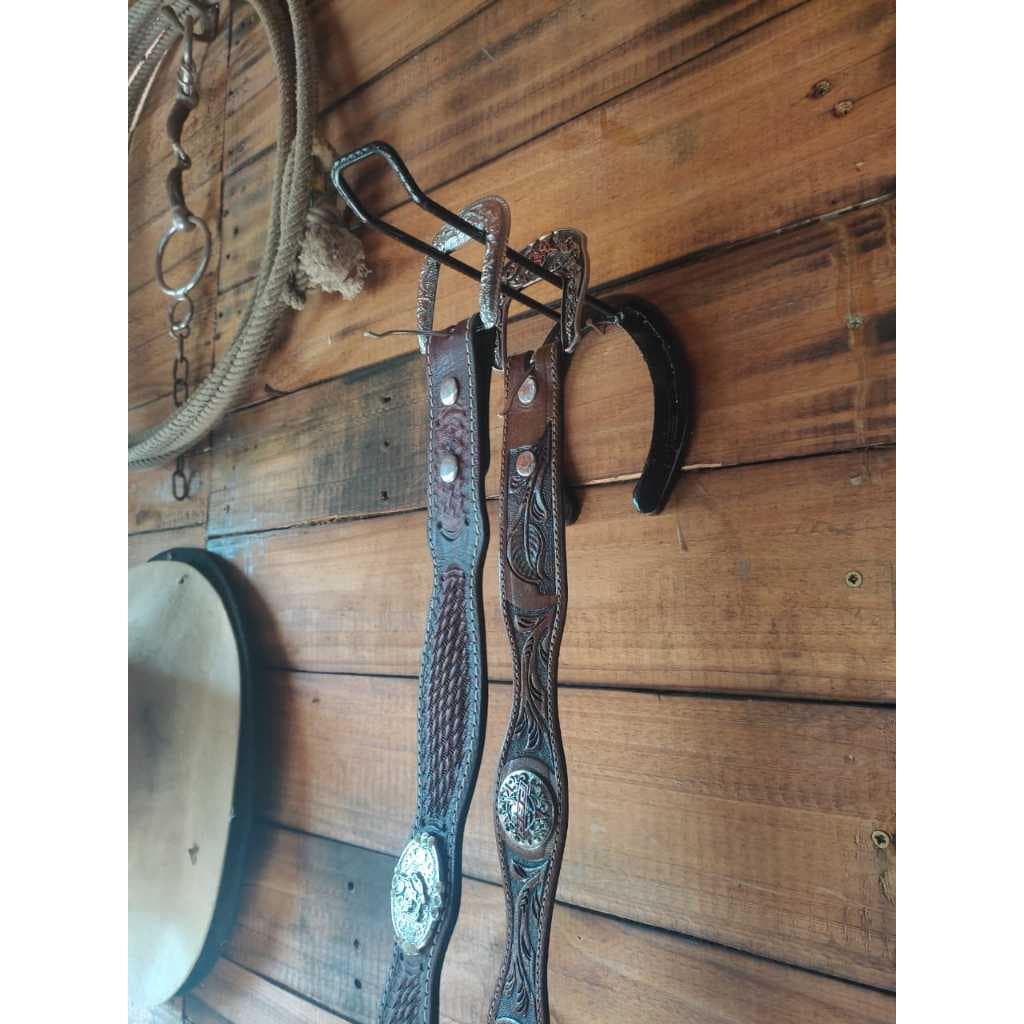 Suporte rustico feito com ferradura,suporte pra cintos,bones entre outros