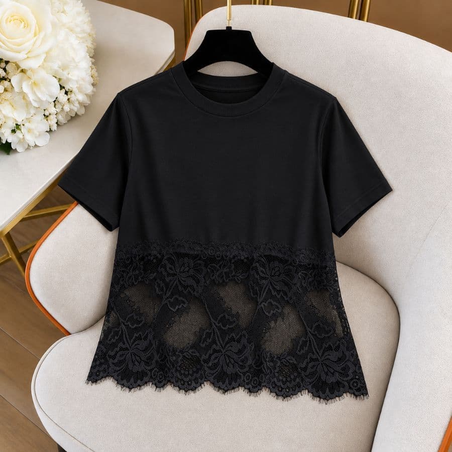 Blusa Feminina Manga Curta com Renda Transparente na Barra, Gola Redonda, Casual Elegante e Delicada
