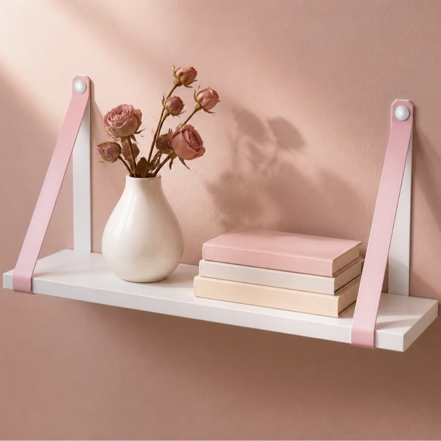 Prateleira Branca MDF 45x15 Alça Couro Ecológico Rosa Suspensa Decoração Parede Quarto Infantil Bebê Menina Nicho