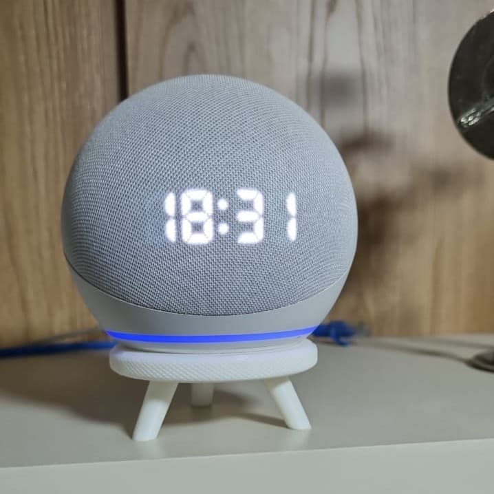 Suporte Base De Mesa Para Alexa Echo Dot 4ª e 5ª Geração Tripé Decorativo