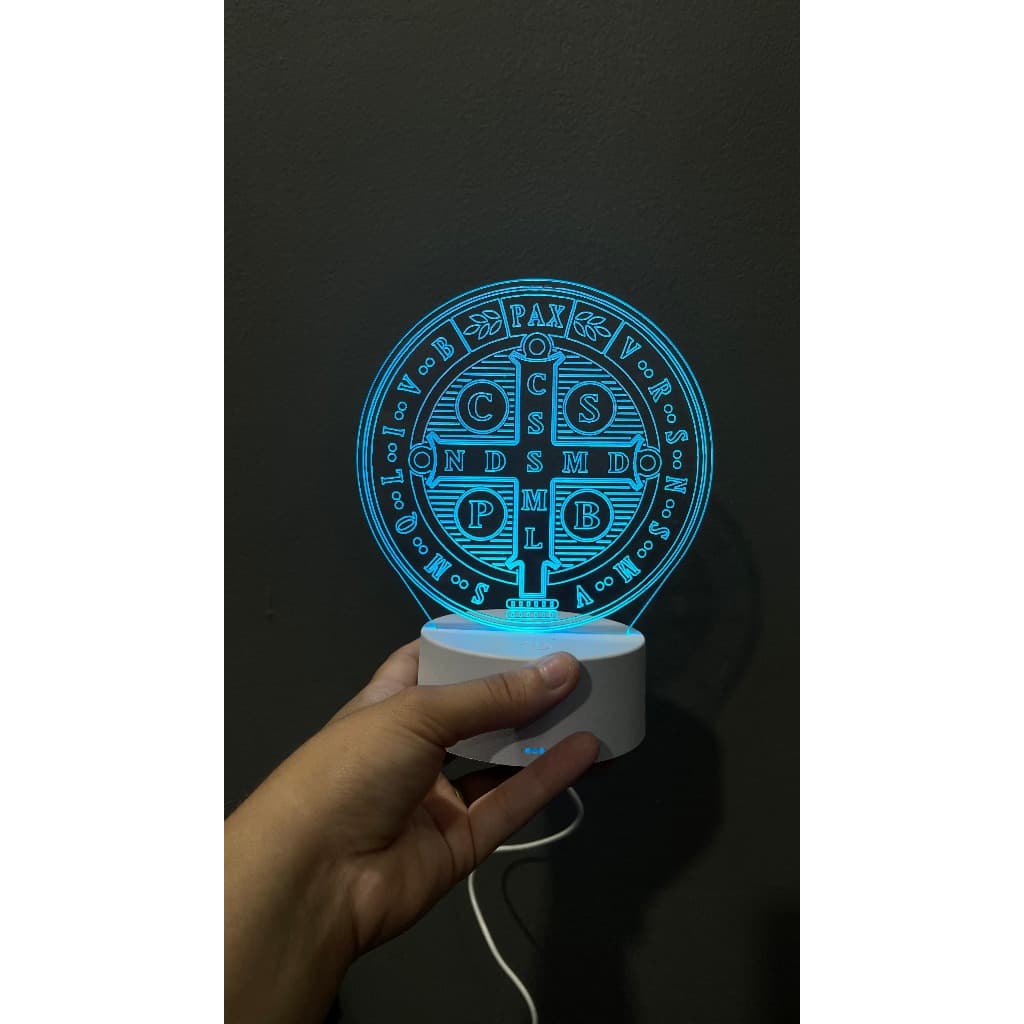 Luminária em Acrílico Cruz de São Bento Colorido RGB 7 Cores Base de Led Católica