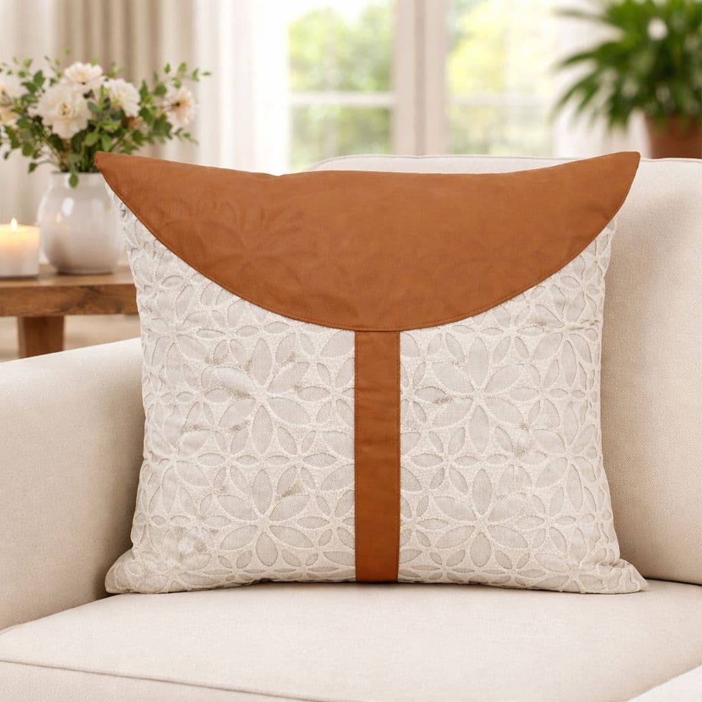 Capa de Almofada Linho 45x45cm Aplicação em Couro T invertido + Bouclê Cru Aplicado 01