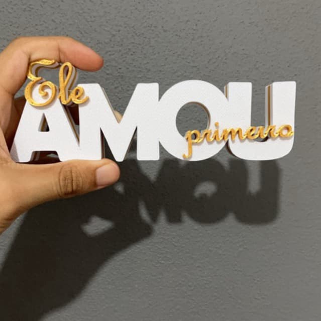 Letreiro de Mesa 3D "Ele Amou Primeiro" – Decoração Cristã Religiosa Bíblica – Presente Evangélico