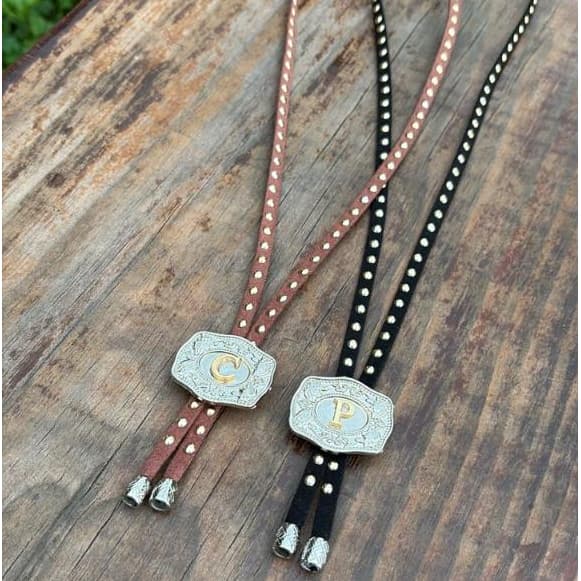 Colar Gravatinha Country fivela personalizada letra bolinhas douradas