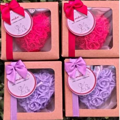KIT VELAS ARTESANAL FORMATO CORAÇÃO COM ROSAS PERSONALIZADAS NA CAIXINHA KRAFT COM VISOR