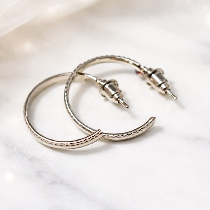 Brinco Argolas Pequenas Prateado Folheado Feminino Elegante Acessório Moda