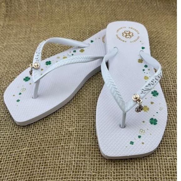 Sandália Chinelo Bico Quadrado Feminino Pingente Amuleto Sorte Trevo Amorêvo Macio Confortável Estilo Dia a Dia