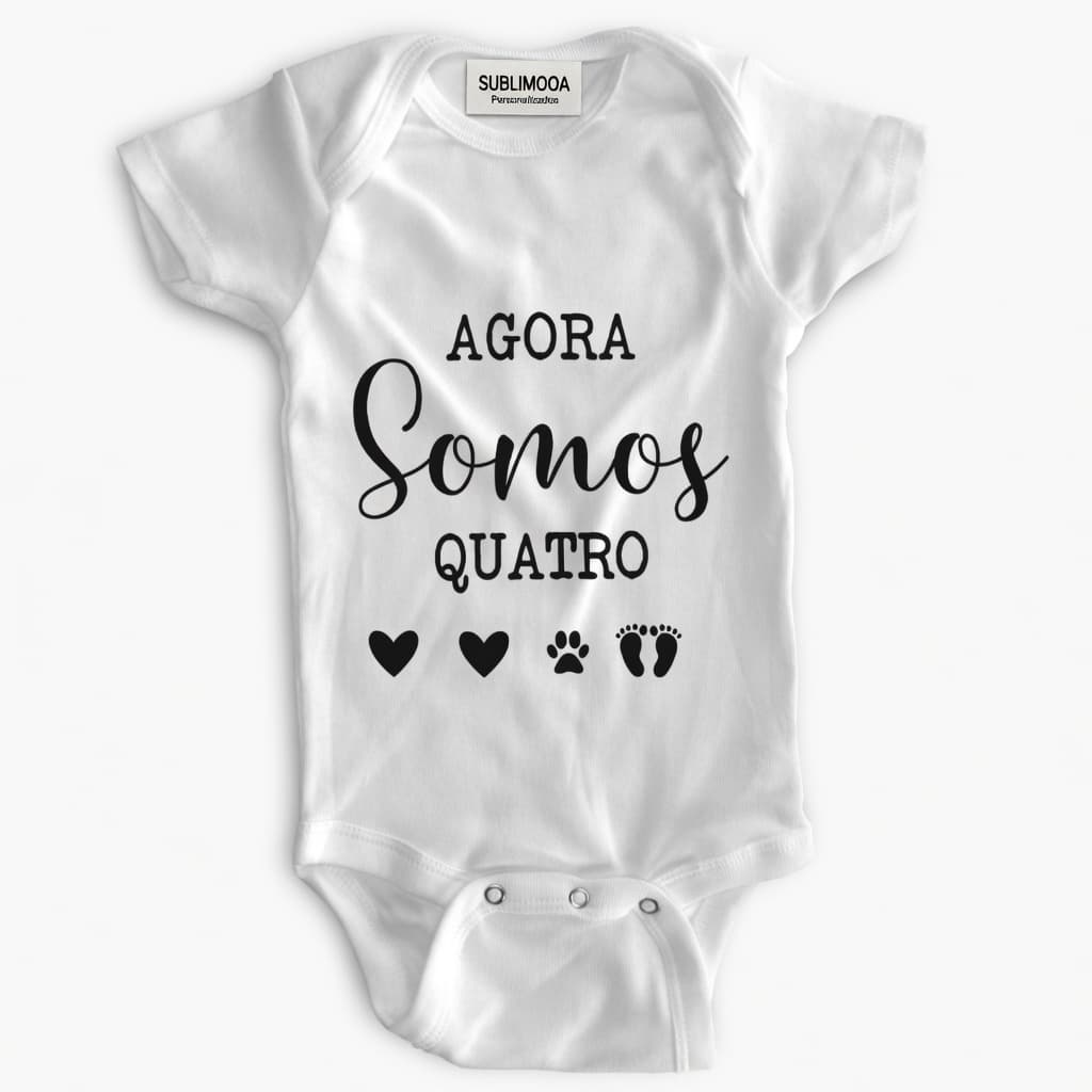 Body Bebê Personalizado – Agora Somos Quatro – Poliéster + Elastano – Estica! 🐾💛👶