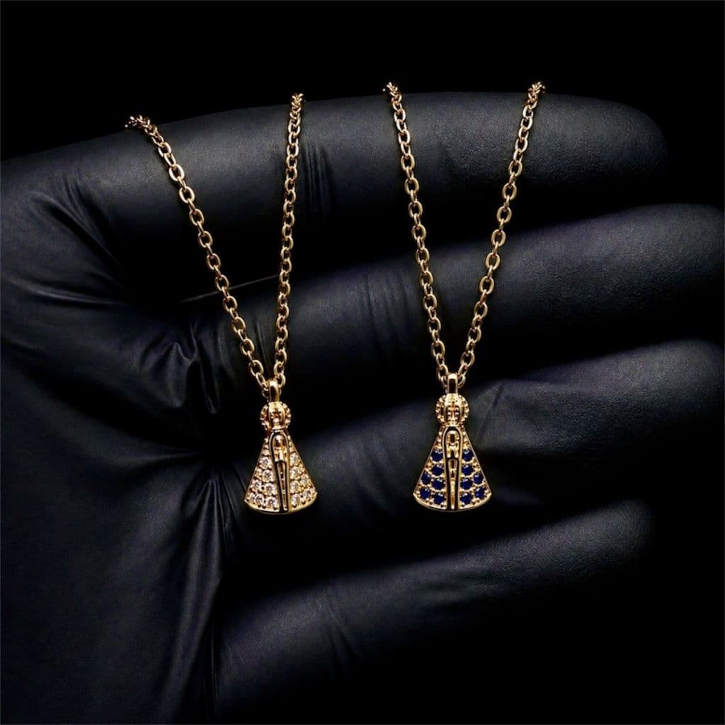 Colar Infantil Nossa Senhora Aparecida com Pedrinhas Azul e Cristal  Folheado a Ouro 18k e Prata 925