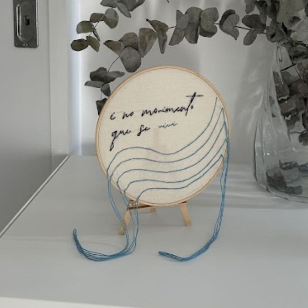 Bastidor Bordado Personalizado Frases com Linha 3D Santante 2 Cores Preto e Cor 18cm 100% Bambu Maciço Algodão