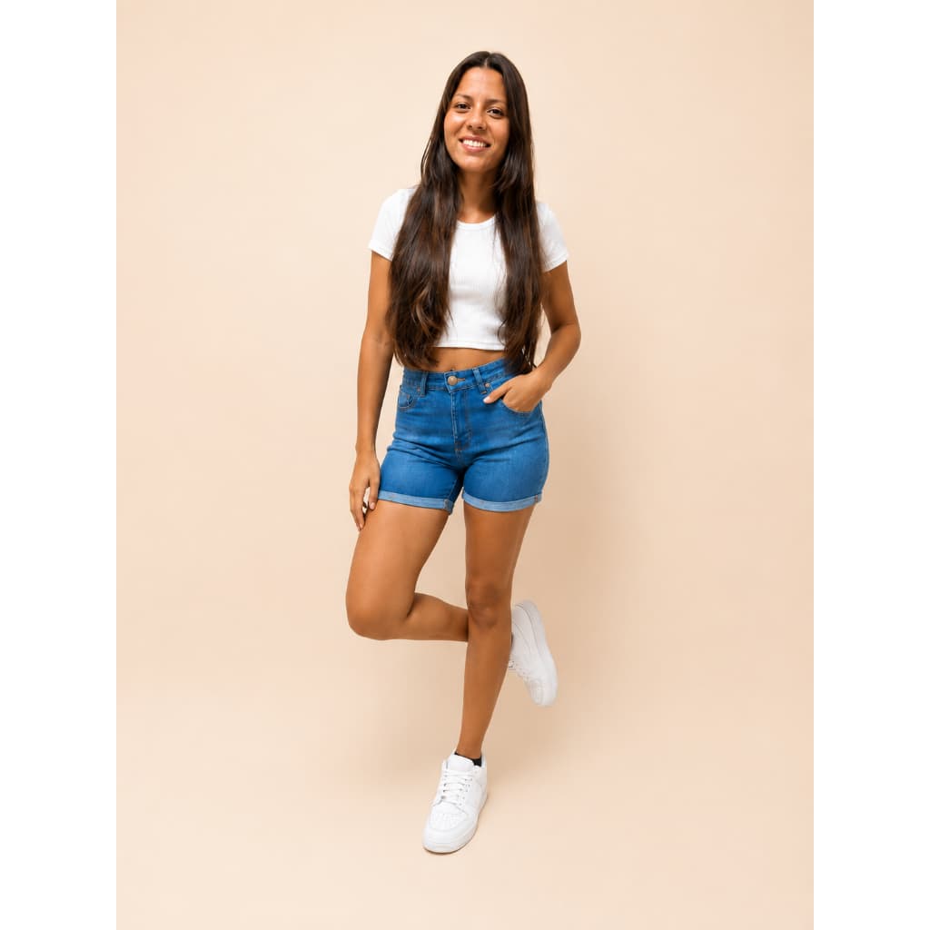 Short Jeans Feminino Cintura Alta Justo Com Barra Dobrada Lavagem Clara Modela Corpo Casual Verão