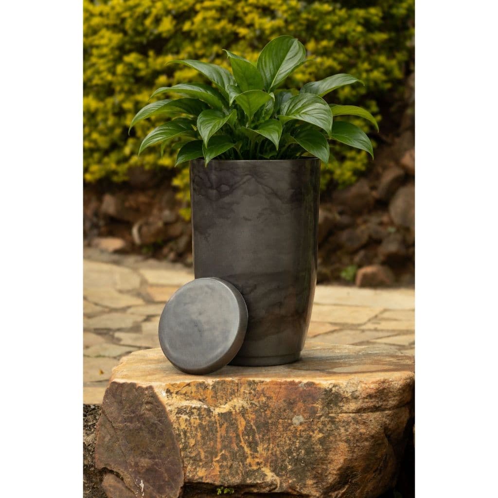 Vaso para decoração e plantas em Polietileno Cone Bojo Polido com Prato N2 48x29, ideal para sala e área externa