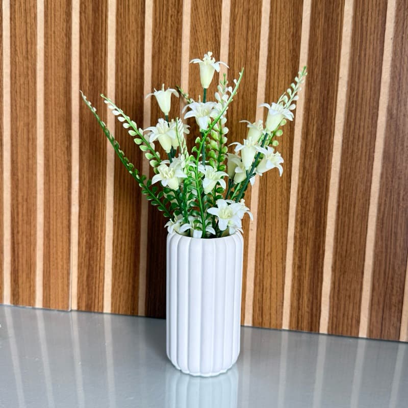 Vaso 3D canelado médio com flores artificiais