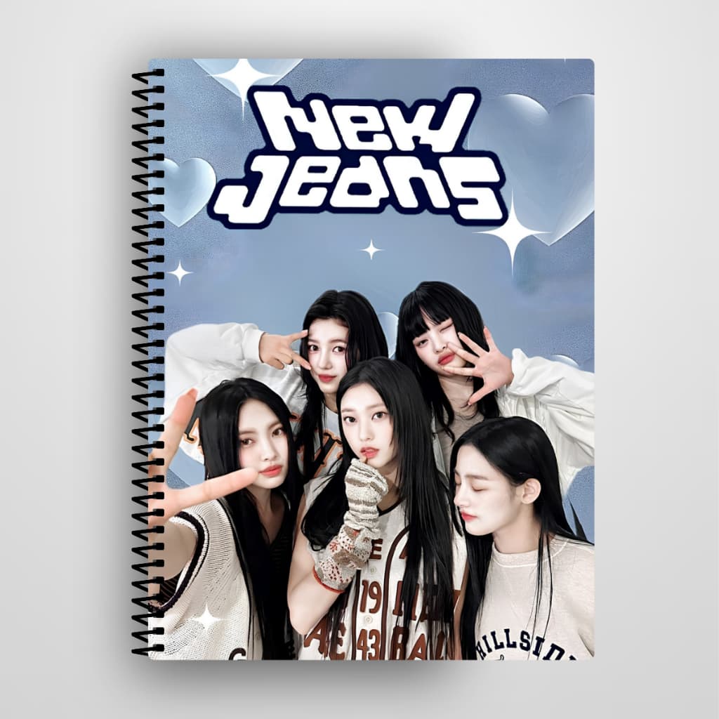 Caderno NewJeans K-Pop Personalizado Capa Dura 1 e 10 Matérias Escolar Universitário