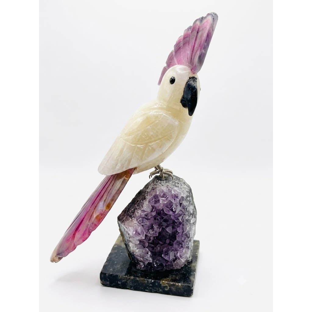 Cacatua feita em Onix Amarelo com rabo e crista feitas em Agata Rosa e base feita em Ametista