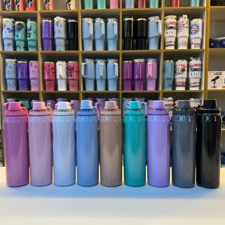 Garrafa Térmica 800ml Tampa Rosqueável e Alça Portátil – Cores Premium