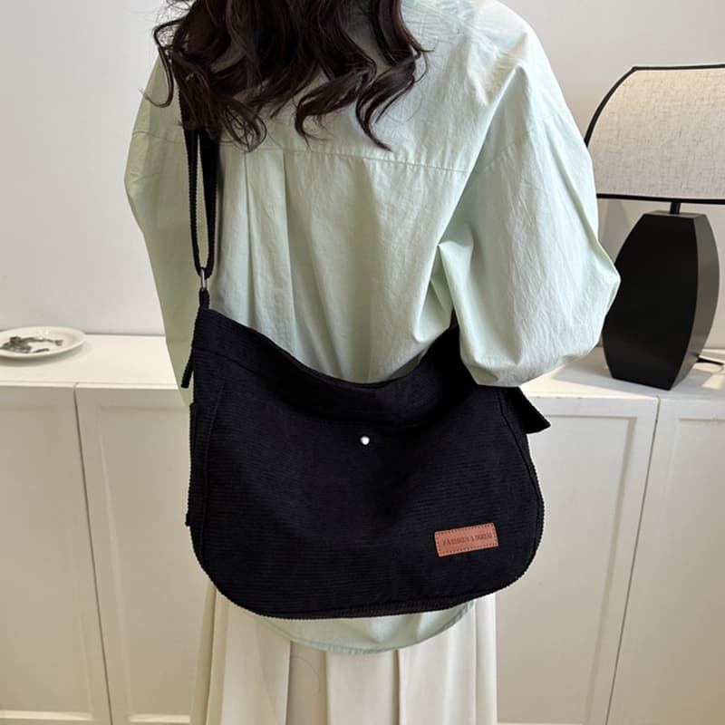 Bolsa Feminina Grande de Veludo Cotelê Transversal Ombro Casual Universitária com Alça Ajustável e Bolsos