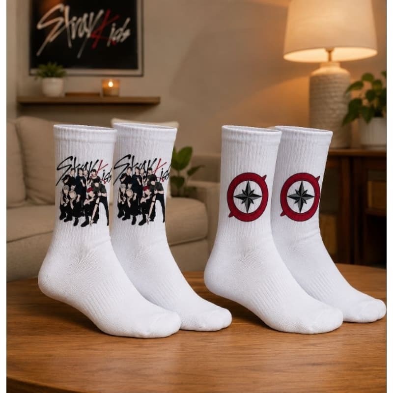 Kit 2 Pares de Meias Stray Kids Cano Médio Brancas – Estampas Exclusivas – Tamanho Único – Confortáveis
