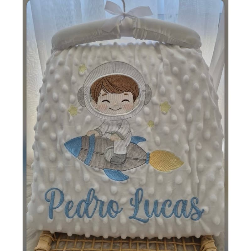 Cobertor Pipoquinha Gigante 1,00x1,50 Personalizado com Nome  e Desenho Bordado + Cabide - MENINO