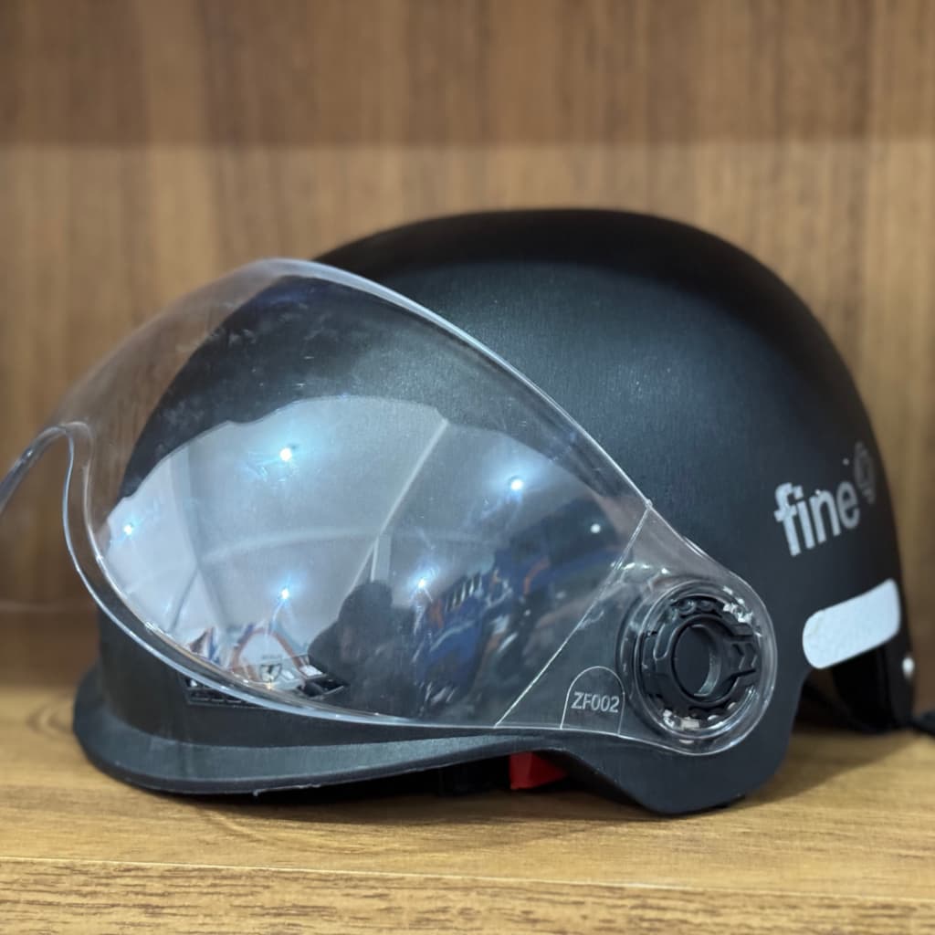 CAPACETE COM VISEIRA FINE DE REGULAGEM + FITA REFLETORA