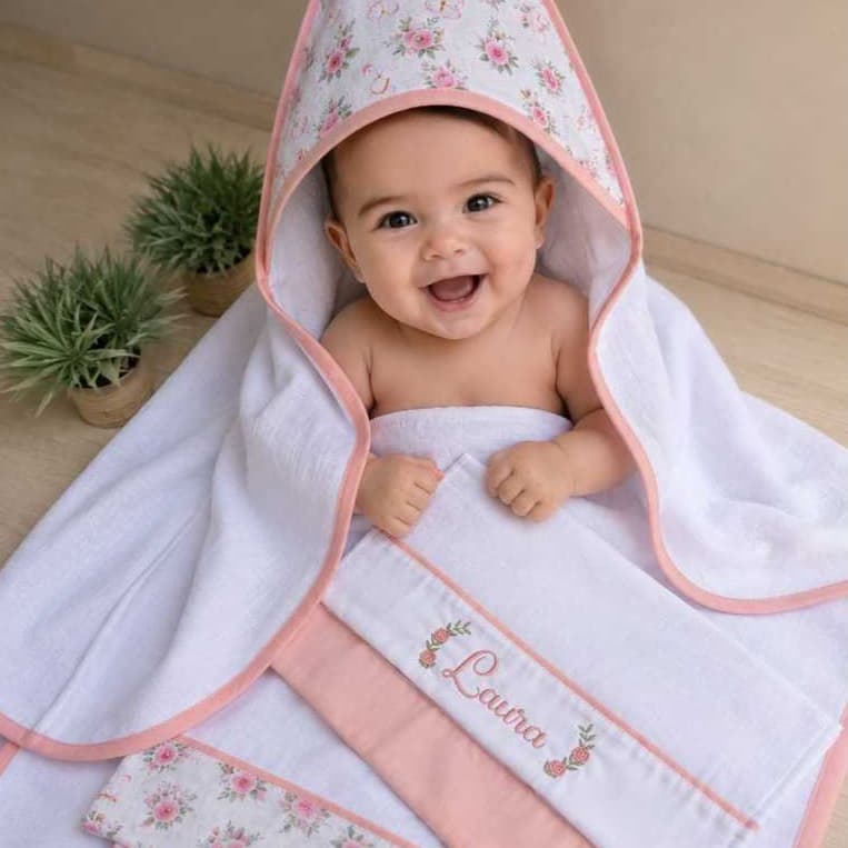 Kit Enxoval bebê menina Personalizado - Toalha de Fralda com capuz + 4 Fraldas de boca