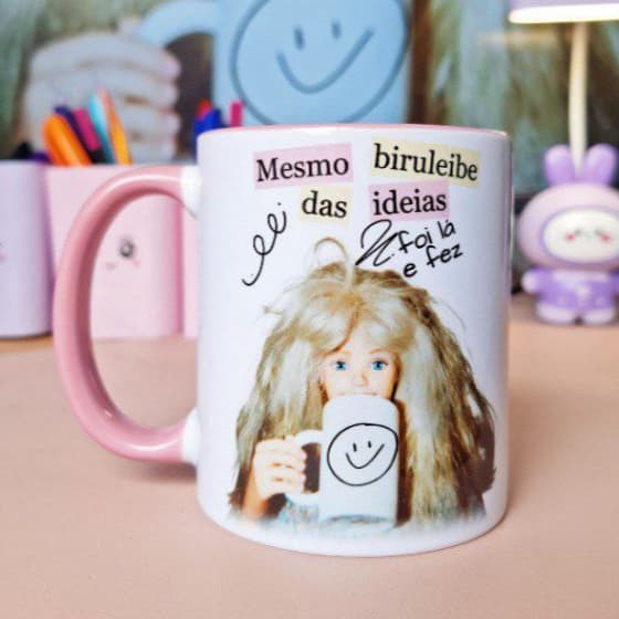 Caneca “Mesmo Biruleibe das Ideias Foi Lá e Fez” 325ml – Porcelana ou Plástico Premium | Presente Engraçado Criativo
