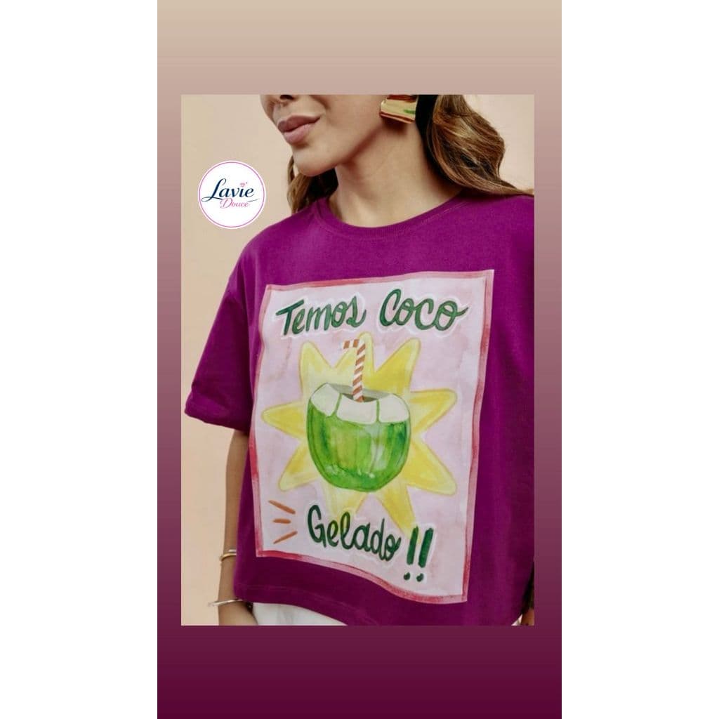 CROPPED FEMININO OVERSIZED | BLUSA CURTA ESTAMPA "TEMOS COCO" - COR VIOLETA CONFORTÁVEL ESTILOSA