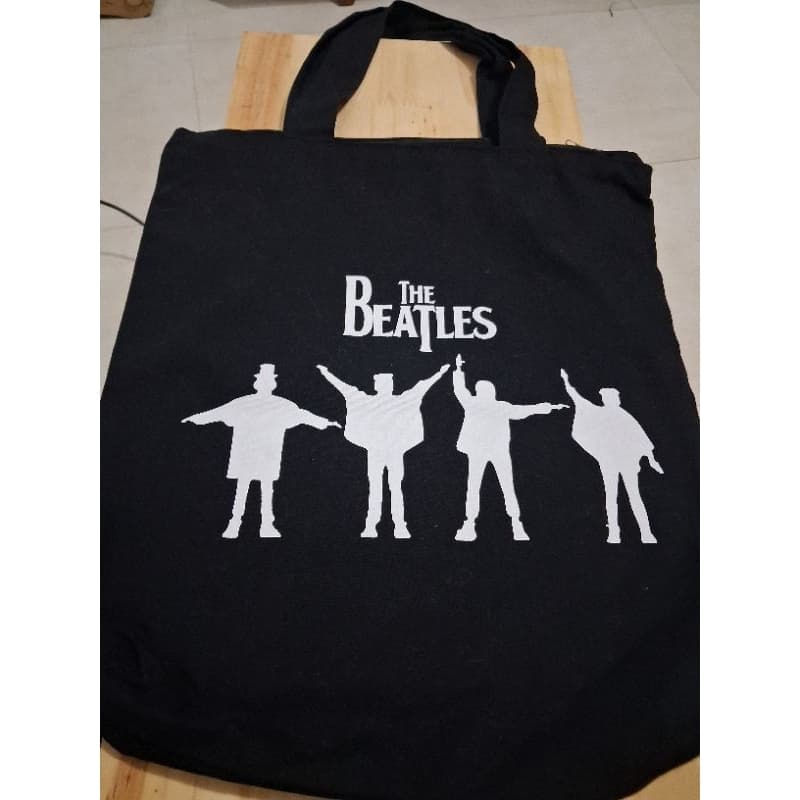 BOLSA EM SARJA BEATLES HELP COM FORRO, ZÍPER E BOLSO INTERNO - TOTE BAG ALGODÃO ROCK MÚSICA