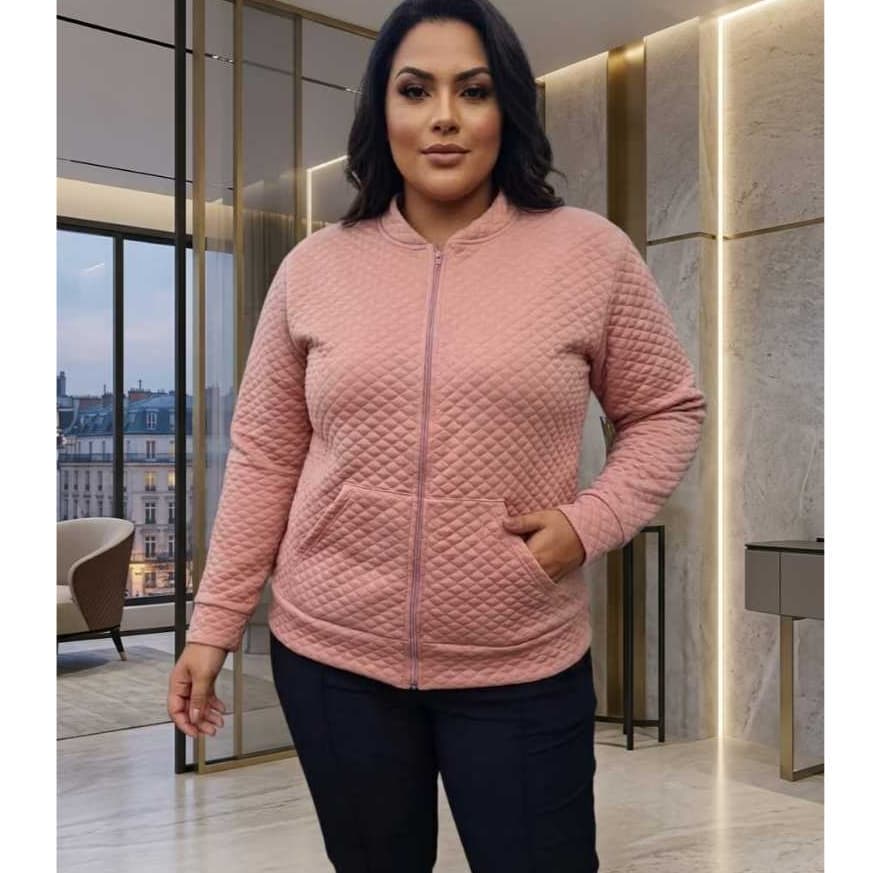 Chaqueta Plus en Tejido Matelassé – Tam G1 y G2      Descubre el equilibrio perfecto entre comodid