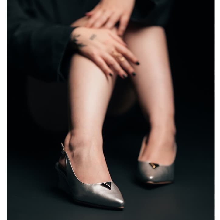Scarpin Feminino Slingback Metalizado Bico Fino Salto Anabela Baixo Confortável Leve Elegante Shay