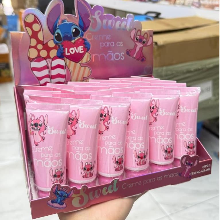 Creme para Mãos Sweet Stitch Rosa Hidratante - Perfumado, Fofo, Presenteável