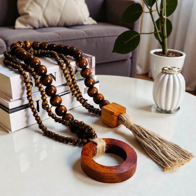 Colar de Mesa Decorativo 90cm Madeira com Tassel Artesanal e Argola Estilo Boho Enfeite de Sala