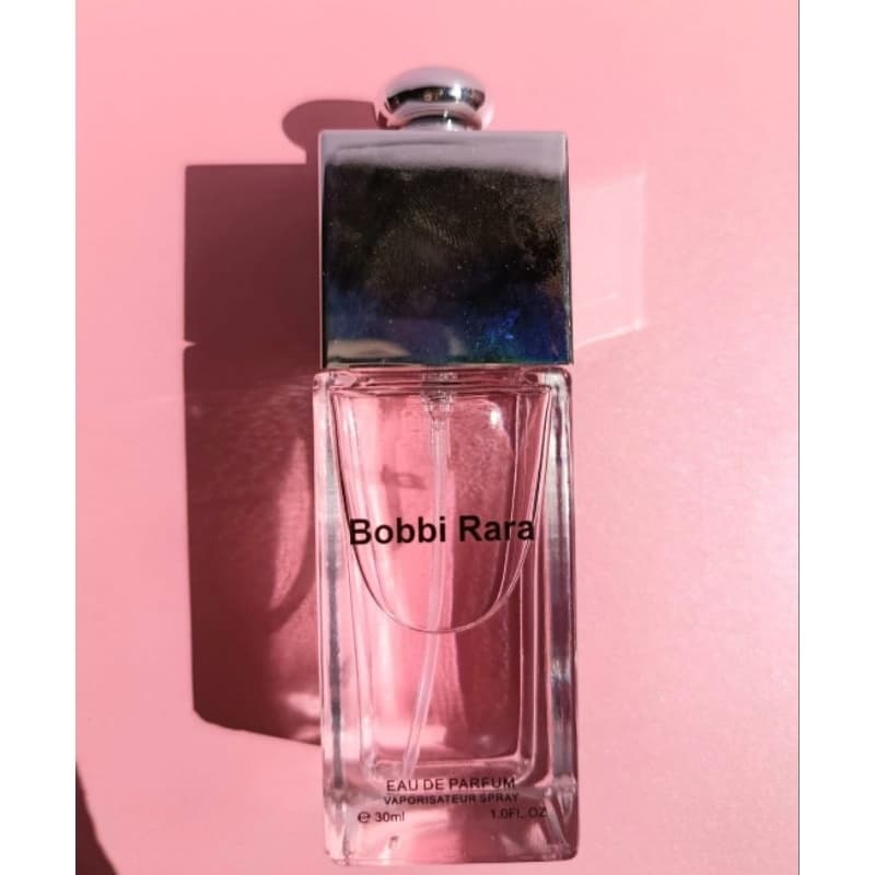 Bobbi Rara Eau de Parfume de bolsa com desegn elegante e bonito com boa fixação ente 6 a 8 horas dependendo de cada pele