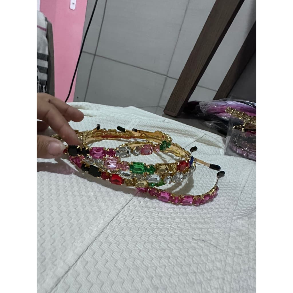 Tiara com Pedrascoloridas e unicas p/ penteados de cabelo fashion moda TIK TOK