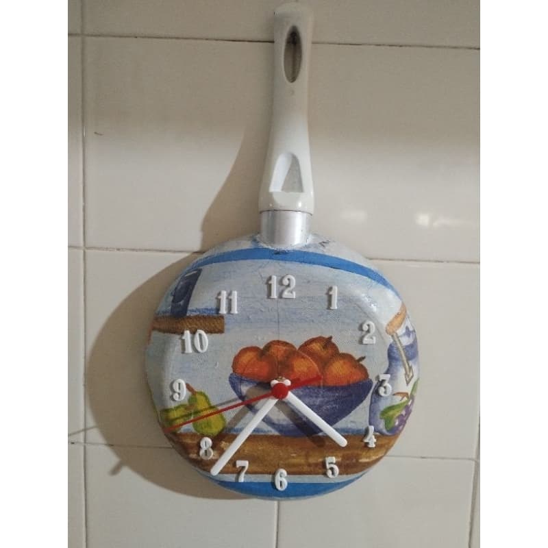 Relógio de parede de cozinha feito em frigideira