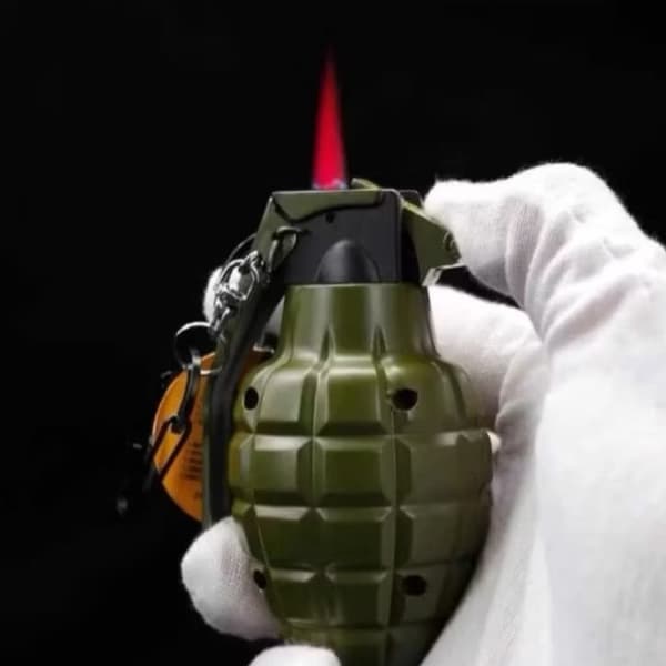 Isqueiro Granada Militar Chama Vermelha Recarregável + Chaveiro