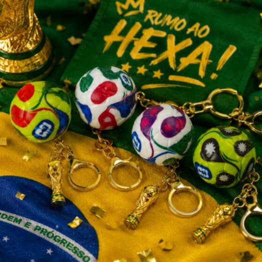Chaveiro Copa Bola de Futebol com Taça Dourada – Criativo, Colorido e Perfeito para Presentear ⚽🏆