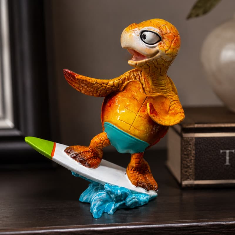 Enfeite Estatueta em Resina 13CM - Tartaruga Surfando Boneco Decorativo Praiano Lembrancinha de Mesa